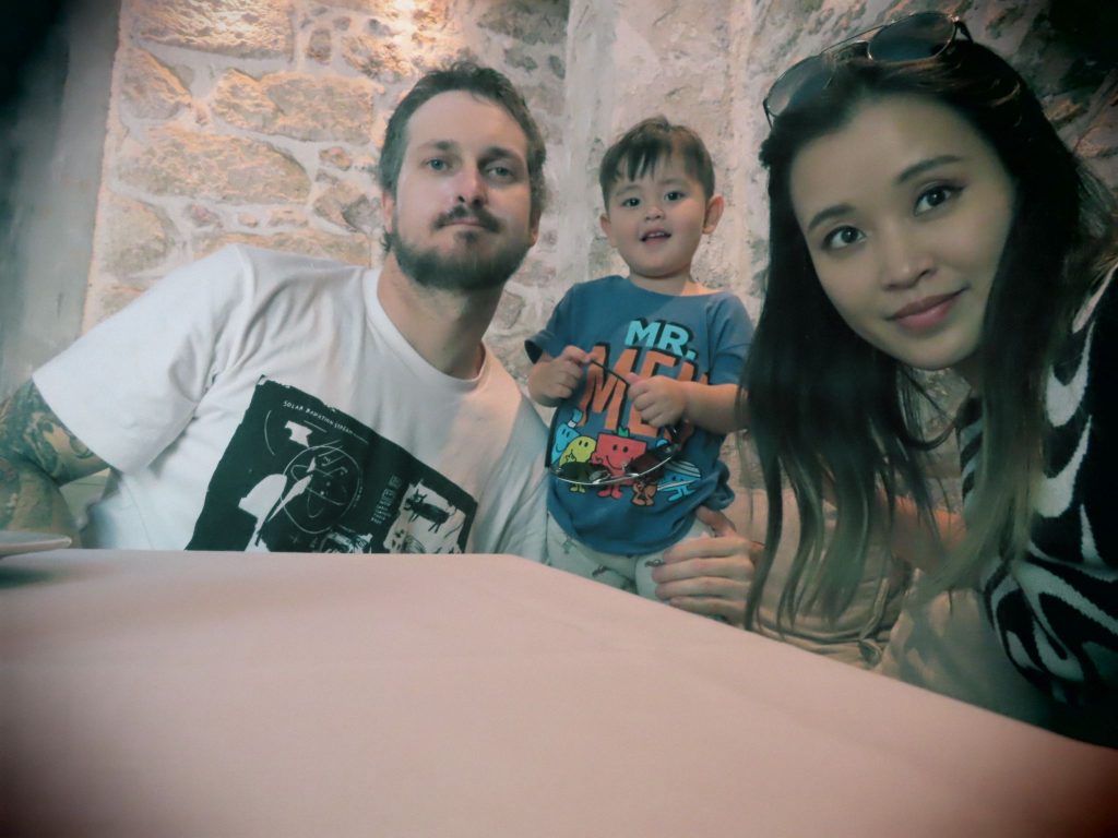 digital nomad traveling family